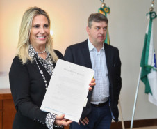O Paraná passará a contar com mais três colégios da Polícia Militar em 2019. Nesta quinta-feira (11), a governadora Cida Borghetti assinou decreto que cria os colégios de Maringá, Cornélio Procópio e Cascavel.Curitiba, 11/10/2018Foto: Fernando Ogura / ANPr