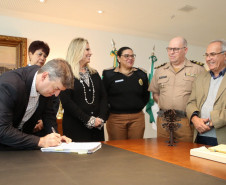 O Paraná passará a contar com mais três colégios da Polícia Militar em 2019. Nesta quinta-feira (11), a governadora Cida Borghetti assinou decreto que cria os colégios de Maringá, Cornélio Procópio e Cascavel.Curitiba, 11/10/2018Foto: Fernando Ogura / ANPr