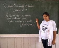 A afirmação é da professora quilombola Cassiane Aparecida de Matos uma entre os mais de 70 mil professores concursados e temporários da rede estadual de ensino do Paraná que celebram nesta segunda-feira (15) o Dia Nacional do Professor. 