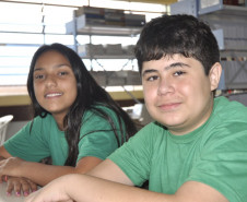 Projeto desenvolvido por três alunos do Colégio Estadual Arlindo Carvalho de Amorim, de Curitiba, foi classificado entre os cinco melhores do mundo na competição tecnológica Space Apps Challenge, também conhecida como Hackathon, promovida pela agência espacial norte-americana. 