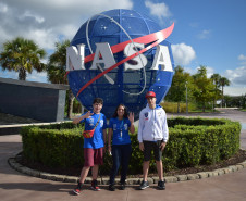 Projeto desenvolvido por três alunos do Colégio Estadual Arlindo Carvalho de Amorim, de Curitiba, foi classificado entre os cinco melhores do mundo na competição tecnológica Space Apps Challenge, também conhecida como Hackathon, promovida pela agência espacial norte-americana. 