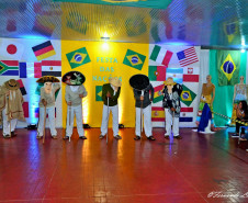 Pesquisa e apresentação tiveram como objetivo identificar e conhecer os povos que contribuíram para a formação da identidade cultural do Brasil.