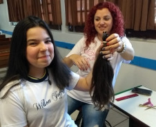 Doações serão destinadas à confecção de perucas para pessoas que estão em tratamento. O projeto “Doar não dói” é realizado na escola por seis alunos com coordenação dos professores, equipe pedagógica e direção do colégio. 
