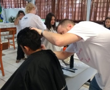 Doações serão destinadas à confecção de perucas para pessoas que estão em tratamento. O projeto “Doar não dói” é realizado na escola por seis alunos com coordenação dos professores, equipe pedagógica e direção do colégio. 