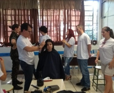 Doações serão destinadas à confecção de perucas para pessoas que estão em tratamento. O projeto “Doar não dói” é realizado na escola por seis alunos com coordenação dos professores, equipe pedagógica e direção do colégio. 