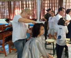 Doações serão destinadas à confecção de perucas para pessoas que estão em tratamento. O projeto “Doar não dói” é realizado na escola por seis alunos com coordenação dos professores, equipe pedagógica e direção do colégio. 