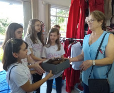 Doações serão destinadas à confecção de perucas para pessoas que estão em tratamento. O projeto “Doar não dói” é realizado na escola por seis alunos com coordenação dos professores, equipe pedagógica e direção do colégio. 