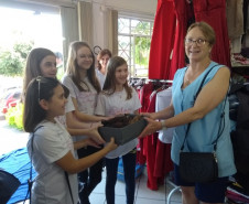 Doações serão destinadas à confecção de perucas para pessoas que estão em tratamento. O projeto “Doar não dói” é realizado na escola por seis alunos com coordenação dos professores, equipe pedagógica e direção do colégio. 