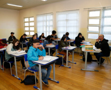237.342 mil pessoas vão fazer as primeiras provas do Exame Nacional do Ensino Médio (ENEM) neste domingo (4), no Paraná. Os portões abrem ao meio-dia e fecham às 13h em ponto, com as provas começando às 13h 30 min e terminando até as 19h. 
