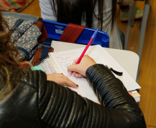 237.342 mil pessoas vão fazer as primeiras provas do Exame Nacional do Ensino Médio (ENEM) neste domingo (4), no Paraná. Os portões abrem ao meio-dia e fecham às 13h em ponto, com as provas começando às 13h 30 min e terminando até as 19h. 
