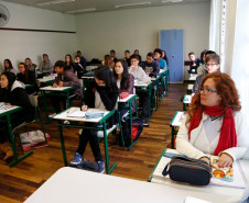 237.342 mil pessoas vão fazer as primeiras provas do Exame Nacional do Ensino Médio (ENEM) neste domingo (4), no Paraná. Os portões abrem ao meio-dia e fecham às 13h em ponto, com as provas começando às 13h 30 min e terminando até as 19h. 