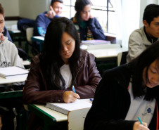 237.342 mil pessoas vão fazer as primeiras provas do Exame Nacional do Ensino Médio (ENEM) neste domingo (4), no Paraná. Os portões abrem ao meio-dia e fecham às 13h em ponto, com as provas começando às 13h 30 min e terminando até as 19h. 