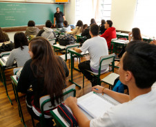 237.342 mil pessoas vão fazer as primeiras provas do Exame Nacional do Ensino Médio (ENEM) neste domingo (4), no Paraná. Os portões abrem ao meio-dia e fecham às 13h em ponto, com as provas começando às 13h 30 min e terminando até as 19h. 