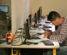 Começam hoje (1º) e vão até o dia 13 de novembro as inscrições para a segunda etapa dos Exames da Educação de Jovens e Adultos (EJA) Online 2018, da Secretaria da Educação do Paraná. A oportunidade é gratuita e voltada para toda pessoa, maior de 18 anos, que não teve acesso à educação na idade quando mais jovem e deseja retomar seus estudos e obter uma certificação no Ensino Médio.