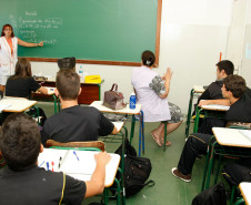 Tradutora e Intérprete da Língua Brasileira de Sinais (Libras) em sala de aula.