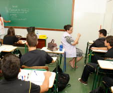 Tradutora e Intérprete da Língua Brasileira de Sinais (Libras) em sala de aula.
