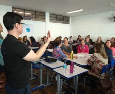 Os centros são espaços dedicados à capacitação de profissionais da área, como tradutores e intérpretes de Língua Brasileira de Sinais (Libras) e professores bilíngues surdos e ouvintes.