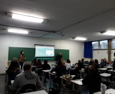 Os centros são espaços dedicados à capacitação de profissionais da área, como tradutores e intérpretes de Língua Brasileira de Sinais (Libras) e professores bilíngues surdos e ouvintes.