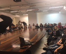 Os centros são espaços dedicados à capacitação de profissionais da área, como tradutores e intérpretes de Língua Brasileira de Sinais (Libras) e professores bilíngues surdos e ouvintes.