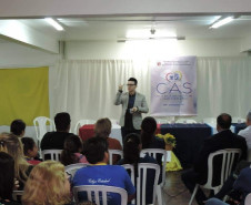 Os centros são espaços dedicados à capacitação de profissionais da área, como tradutores e intérpretes de Língua Brasileira de Sinais (Libras) e professores bilíngues surdos e ouvintes.