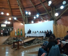 Os centros são espaços dedicados à capacitação de profissionais da área, como tradutores e intérpretes de Língua Brasileira de Sinais (Libras) e professores bilíngues surdos e ouvintes.