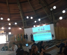 Os centros são espaços dedicados à capacitação de profissionais da área, como tradutores e intérpretes de Língua Brasileira de Sinais (Libras) e professores bilíngues surdos e ouvintes.