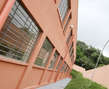 Em Curitiba, Colégio Estadual Beatriz Faria Ansay volta à sede própria depois de obras atrasadas e funcionamento provisório em edifício alugado.