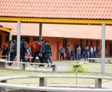 176.583 pessoas devem participar do 2º dia de provas do Exame Nacional do Ensino Médio (ENEM) no Paraná, neste domingo (11). Os portões abrem ao meio-dia e fecham às 13h em ponto, com as provas começando às 13h 30 min e terminando, desta vez, até as 18h 30 min.