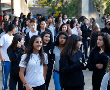 176.583 pessoas devem participar do 2º dia de provas do Exame Nacional do Ensino Médio (ENEM) no Paraná, neste domingo (11). Os portões abrem ao meio-dia e fecham às 13h em ponto, com as provas começando às 13h 30 min e terminando, desta vez, até as 18h 30 min.