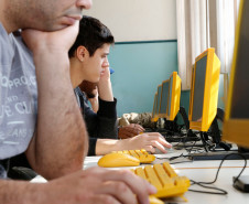 As inscrições para os Exames da Educação de Jovens e Adultos (EJA) Online da Secretaria da Educação do Paraná terminam nesta terça-feira (13). Interessados devem procurar o estabelecimento de ensino credenciado mais próximo, levando original e fotocópia de documento de identificação.