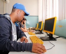 As inscrições para os Exames da Educação de Jovens e Adultos (EJA) Online da Secretaria da Educação do Paraná terminam nesta terça-feira (13). Interessados devem procurar o estabelecimento de ensino credenciado mais próximo, levando original e fotocópia de documento de identificação.