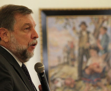 Curso capacita 120 participantes das regionais sobre processos administrativos e de sindicância. Houve ainda homenagem ao pintor Theodoro de Bona.