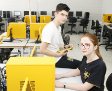 Secretaria Estadual de Educação do Paraná; Colégio Estadual Yvone Pimentel, professores e alunos usam tecnologias para estudar, na foto os alunos Ruan Nicolas Vieira dos Santos e Maria Luiza Kampa Gandin. 13-11-18. Foto: Hedeson Alves