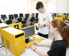 Secretaria Estadual de Educação do Paraná; Colégio Estadual Yvone Pimentel, professores e alunos usam tecnologias para estudar, na foto os alunos Ruan Nicolas Vieira dos Santos e Maria Luiza Kampa Gandin. 13-11-18. Foto: Hedeson Alves