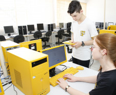 Secretaria Estadual de Educação do Paraná; Colégio Estadual Yvone Pimentel, professores e alunos usam tecnologias para estudar, na foto os alunos Ruan Nicolas Vieira dos Santos e Maria Luiza Kampa Gandin. 13-11-18. Foto: Hedeson Alves