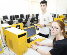 Secretaria Estadual de Educação do Paraná; Colégio Estadual Yvone Pimentel, professores e alunos usam tecnologias para estudar, na foto os alunos Ruan Nicolas Vieira dos Santos e Maria Luiza Kampa Gandin. 13-11-18. Foto: Hedeson Alves