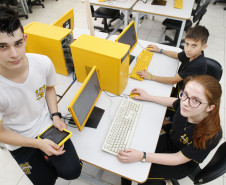 O colégio foi um dos primeiros a utilizar novas tecnologias no ambiente escolar por meio do programa Conectados, da Secretaria Estadual da Educação. Para desenvolver o programa, a pasta realizou uma consulta técnica com as escolas para avaliar critérios como visão, competência, conteúdos e recursos digitais e infraestrutura.
