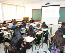 O uso de ambientes e ferramentas virtuais para atividades interativas, aplicação e correções de avaliações, registro de frequência e da hora atividade online transformaram as metodologias de ensino e aprendizagem do Colégio Estadual Yvone Pimentel, de Curitiba. Essa mudança iniciou em 2015 com a adesão da escola ao programa Conectados, da Secretaria de Estado da Educação, e parcerias com a comunidade e entidades privadas.