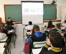 A escola possui ainda dois laboratórios de informática com netbooks (laboratório móvel), tablets e computadores de mesa, além de uma sala multimídia com lousa digital. Os equipamentos trouxeram mais praticidades para os professores que podem utilizar os equipamentos sem precisar se deslocar de uma sala para outra.