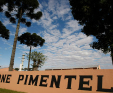 O Colégio Estadual Yvone Pimentel é a unidade certificador em Curitiba.