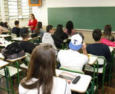 Terminam nesta sexta-feira (30) as rematrículas na rede estadual de ensino do Paraná. Pais ou responsáveis por estudantes já matriculados e que vão ingressar no 7º, 8º ou 9º ano do ensino fundamental, ou 2ª ou 3ª série do ensino médio, devem ir até a escola assinar a rematrícula até esta data.