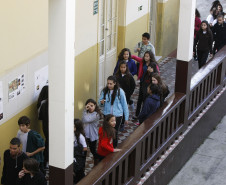 Terminam nesta sexta-feira (30) as rematrículas na rede estadual de ensino do Paraná. Pais ou responsáveis por estudantes já matriculados e que vão ingressar no 7º, 8º ou 9º ano do ensino fundamental, ou 2ª ou 3ª série do ensino médio, devem ir até a escola assinar a rematrícula até esta data.