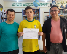 Participação dos alunos em concursos do literários acontece todos os anos sob a orientação do professor de Língua Portuguesa com incentivo da direção da escola.