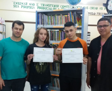 Participação dos alunos em concursos do literários acontece todos os anos sob a orientação do professor de Língua Portuguesa com incentivo da direção da escola.