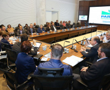 Cursos são destinados a todos os profissionais da educação e são uma das principais ferramentas para garantir a constante melhoria da qualidade do ensino paranaense. Somente em 2018 foram 530 mil participantes. Balanço foi apresentado durante a primeira reunião da Educação com a equipe do governo de transição.