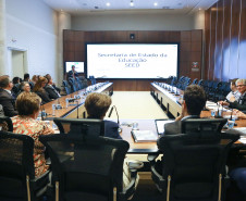 Cursos são destinados a todos os profissionais da educação e são uma das principais ferramentas para garantir a constante melhoria da qualidade do ensino paranaense. Somente em 2018 foram 530 mil participantes. Balanço foi apresentado durante a primeira reunião da Educação com a equipe do governo de transição.