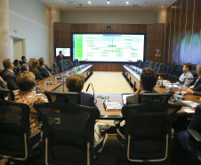 Cursos são destinados a todos os profissionais da educação e são uma das principais ferramentas para garantir a constante melhoria da qualidade do ensino paranaense. Somente em 2018 foram 530 mil participantes. Balanço foi apresentado durante a primeira reunião da Educação com a equipe do governo de transição.