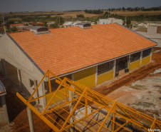 As obras do novo prédio do Colégio Estadual Arca&#770;ngelo Nandi, em Santa Terezinha do Itaipu, Oeste do Paraná, estão sendo fiscalizadas de uma maneira diferente. Familiares, professores, funcionários e alunos acompanham o andamento da construção, fazem relatórios e observações. Os resultados são compartilhados pelas redes sociais. 