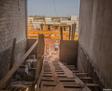 As obras do novo prédio do Colégio Estadual Arca&#770;ngelo Nandi, em Santa Terezinha do Itaipu, Oeste do Paraná, estão sendo fiscalizadas de uma maneira diferente. Familiares, professores, funcionários e alunos acompanham o andamento da construção, fazem relatórios e observações. Os resultados são compartilhados pelas redes sociais. 