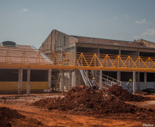 As obras do novo prédio do Colégio Estadual Arca&#770;ngelo Nandi, em Santa Terezinha do Itaipu, Oeste do Paraná, estão sendo fiscalizadas de uma maneira diferente. Familiares, professores, funcionários e alunos acompanham o andamento da construção, fazem relatórios e observações. Os resultados são compartilhados pelas redes sociais. 